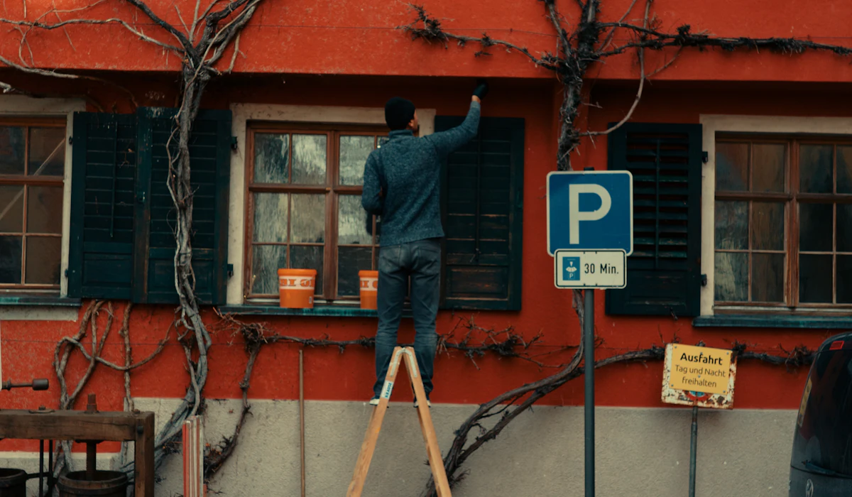 Så målar du fasaden själv (och vad det kostar att anlita målare)