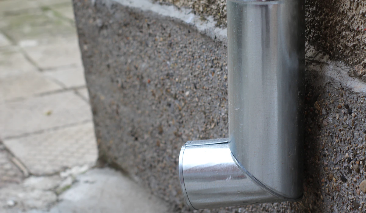 Så rensar du hängrännor säkert och snabbt
