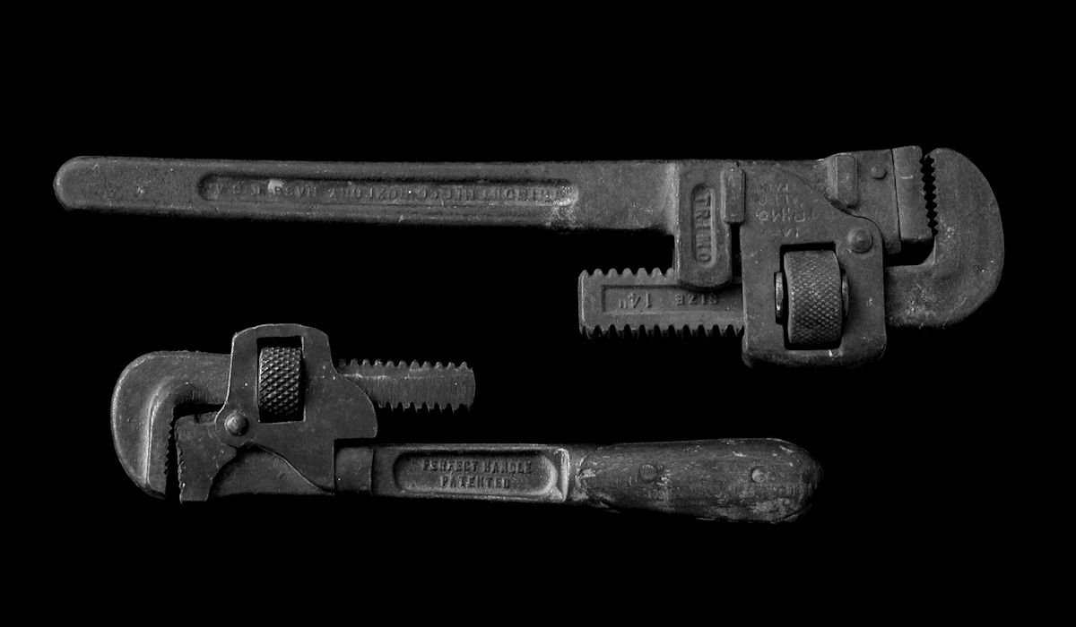 Verktyg uppställda för byte av köksblandare