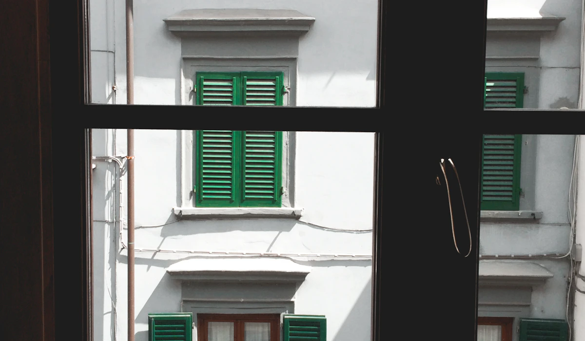 Detalj av gummilist applicerad mot fönsterkarm