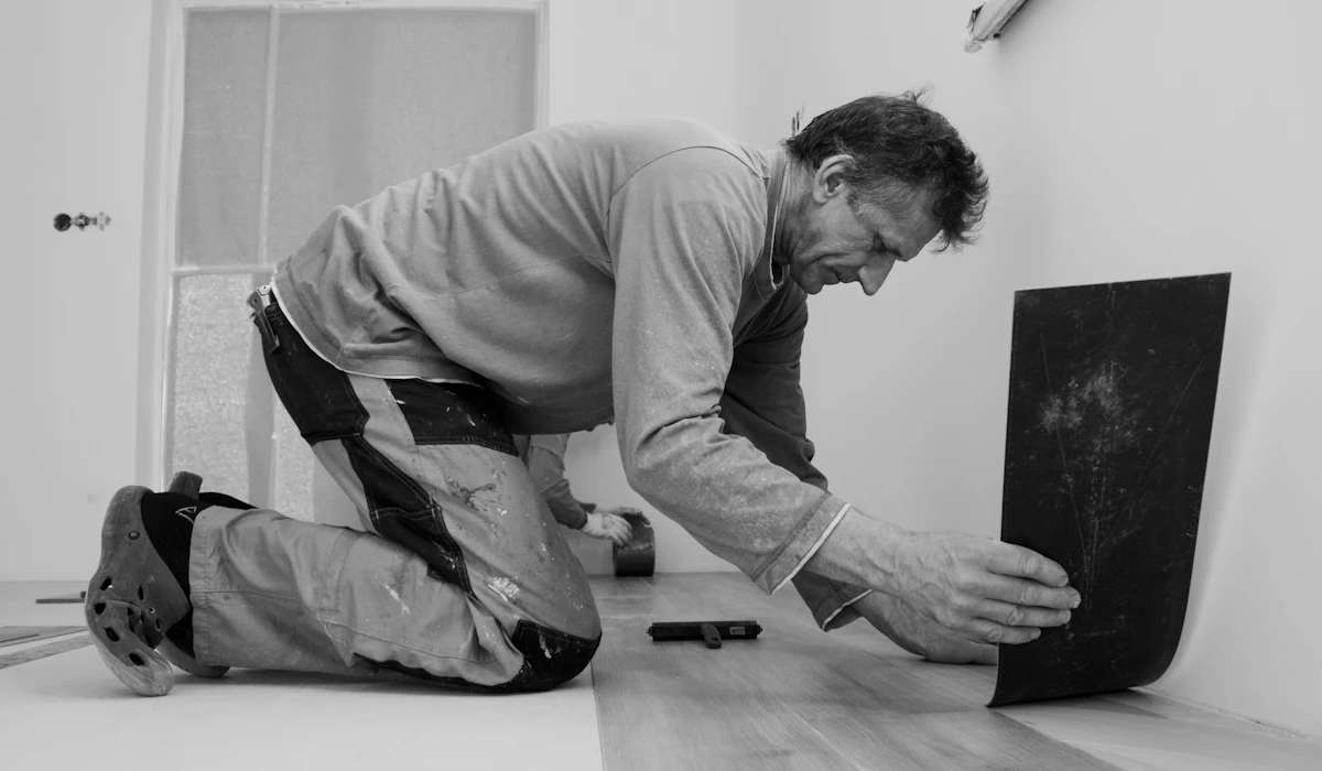 Första raden laminat med expansionskilar mot vägg