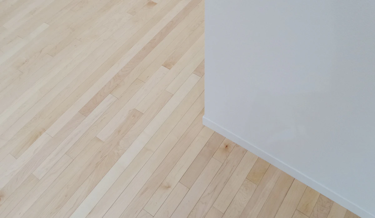 Geringssåg används för att kapa golvlist