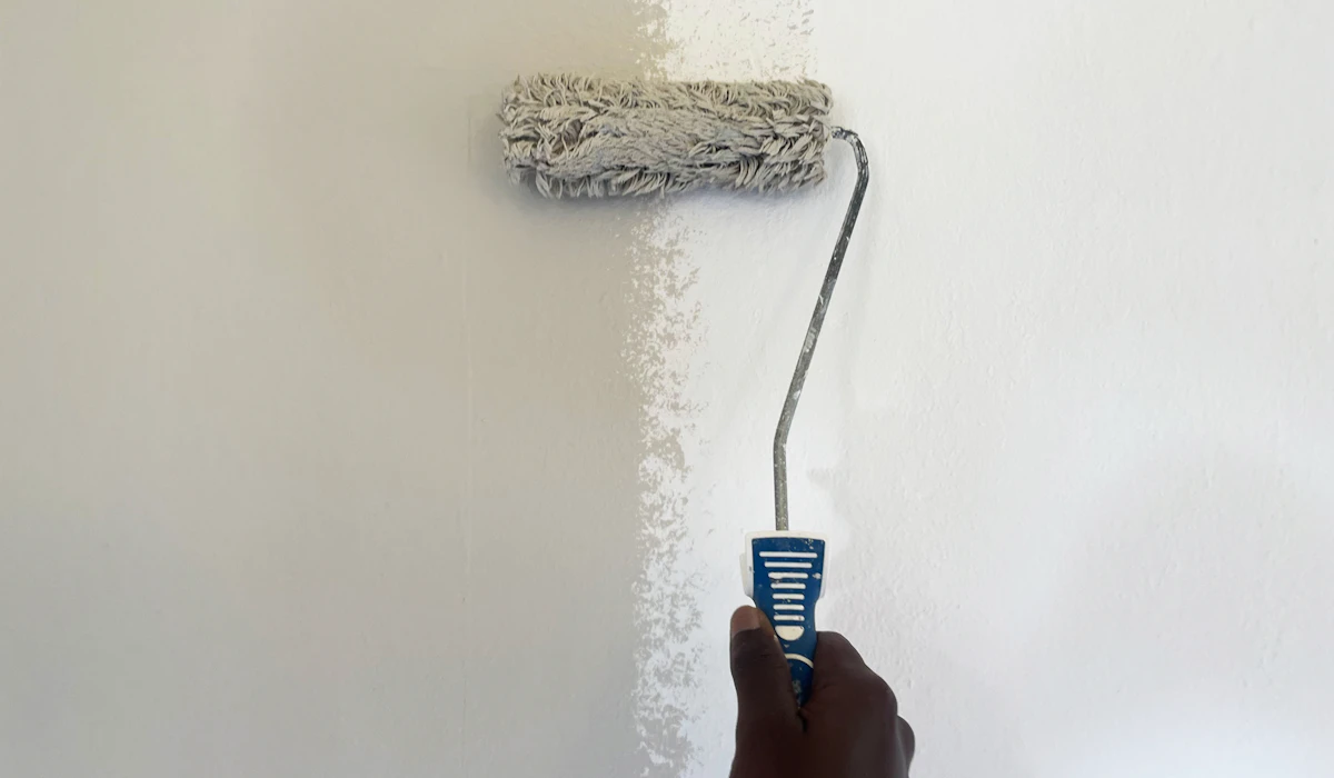 Verktyg och material för fasadmålning uppställda